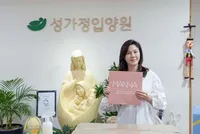 Kim Ha Neul Rayakan Natal dengan Anak Panti Asuhan di Seoul, Main Bersama - Bagi-bagi Hadiah