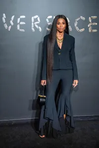 Kim Kardashian dan Para Seleb Bersinar di Red Carpet Versace
