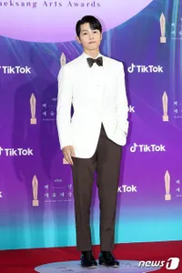 Kim Seon Ho - Song Joong Ki, Potret Red Carpet 57th Baeksang Arts Awards: Adu Ganteng Aktor-Aktor Favorit