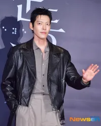 Kim Woo Bin Datang ke Premiere Film Shin Min Ah 'THE EYES', Suami Istri Visual