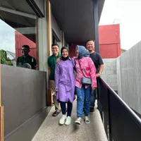 Kini Berhijab, 8 Potret Tya Ariestya Belajar Pakai Kerudung Panjang Menutup Dada - Pesona Cantik Curi Perhatian