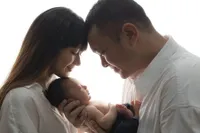 Kini Berusia 1 Bulan, Ini 7 Potret Baby Gin Putra Gilang Dirga yang Begitu Dinanti-Nanti - Tampan Berkulit Putih Disebut Mirip Mamanya