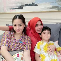 Kini Berusia 59 Tahun, Intip Potret Rieta Amilia Ibunda Nagita Slavina - Nenek Gaul yang Selalu Tampil Trendy