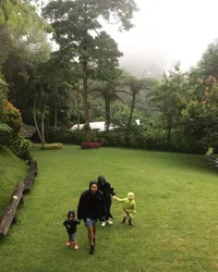 Kini Jadi Hot Daddy, 8 Potret Pesona Keenan Pearce Saat Momong Anak - Makin Mesra dan Harmonis Bersama Istri