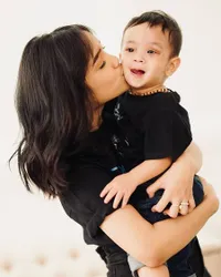 Kini Jadi 'Mama' Muda, 8 Potret Terbaru Fuji Adik Ipar Mendiang Vanessa Angel Momong Baby Gala, Netizen: The Real Rich Aunty!