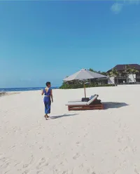 Kini Jadi Transgender, 8 Potret Hot Oscar Lawalata Pamer Bikini Saat Liburan ke Pantai - Paras Cantiknya Curi Perhatian