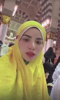 Kini Sedang di Tanah Suci, 11 Potret Dinar Candy yang Makin Adem Berhijab - Akui Sempat Berencana Umroh Bareng Ridho Illahi dan Keluarganya