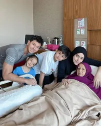 Kini Sedang Terbaring di Rumah Sakit, 10 Potret Kebersamaan Fairuz A Rafiq dengan Sang Bunda yang Divonis Idap Demensia