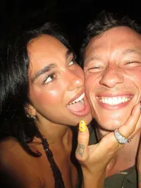 Kisah Cinta Dua Lipa dan Callum Turner Viral Karena Bagai Adegan Film Romance