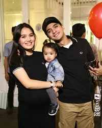 Kiya, Si Lucu Yang Selalu di Antara Cinta Ricky Harun & Herfiza