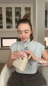 8 Potret Kocaknya Amanda Manopo Saat Review Tas-Tas Mini Koleksinya: Gak Berguna Memang