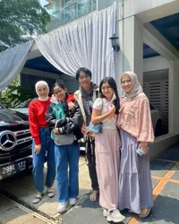Kompak Bak Sahabat, 8 Potret Adelia Wilhelmina Istri Pasha Ungu Bersama Anak Sambung