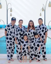 Kompak Banget! Ini 7 Potret Keluarga Anang - Ashanty yang Selalu Kembaran Baju Selama di Bali