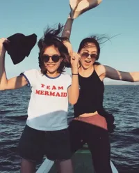 Kompak Berbikini Bareng Adik, Olivia Jensen Nikmati Alam NTT