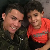 Kompak! Ini Foto Lucu Cristiano Ronaldo & Anak Saat Adu Ganteng