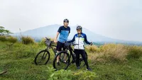 Kompak Olahraga Bareng, Intip Potret Ikke Nurjanah dan Karlie Fu yang Makin Mesra - Bersepeda di Gunung & Wisata Alam