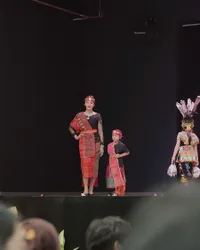 Kompak Pakai Baju Adat, Berikut 10 Potret Anissa Aziza dan Sang Anak Ikut Fashion Show Hari Kartini di Sekolah