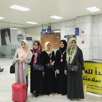 Kompak Pakai Hijab Pastel, Gigi dan Mertua Pose di Masjid Nabawi