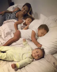 Kompak Tapi Ribet, Indah Kalalo & Suami Punya Tiga Anak Yang Lucu
