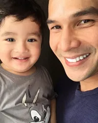 Kompaknya Jonathan Frizzy Sama Anak Kembarnya, Gemesin Banget!