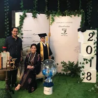 Kompaknya Keluarga Cut Keke Saat Hadiri Wisuda Kelulusan Xavier