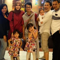 Kompaknya Zaskia Mecca Dengan Putra Pertama & Mantan Istri Hanung