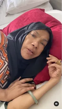 Kondisi Memprihatinkan, Ini 11 Potret Video Dorce Gamalama yang Hanya Terbaring Meminta Bantuan Dana Berobat ke Megawati