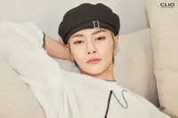 Konsep Light: 14 Potret Stray Kids Pamer Visual yang Clowing di Pemotretan 'CLIO', Felix Tampil Bak Prince Charming!