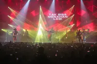 Konser 2 Dekade Kotak Sukses Digelar, Pelatih Timnas Indonesia Nonton di Samping Suami Tantri