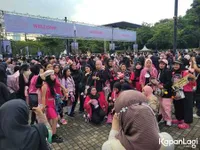 Konser BLACKPINK di Jakarta Hari Pertama Telah Digelar, Simak 10 Potret Suasana Meriah Stadion GBK yang Ramai Sejak Sore