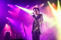 Konser di Brixton, Brandon Flowers Tampil Menawan