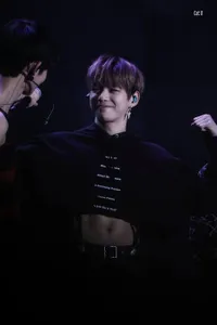 Konser Terakhir Wanna One, Kang Daniel Pakai Crop Top Pamer Abs!