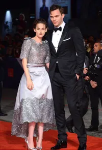 Kristen Stewart Gandeng Mantan J-Law, Kocak Saat Lepas High Heels