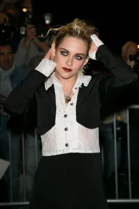 Kristen Stewart Gemar Smokey Eyes & Rambut Acak, Ini Sebabnya