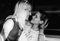 Kristen Stewart Resmi Menikah dengan Pasangan Perempuannya, Gelar Pesta Kasual - Tanpa Gaun Pengantin