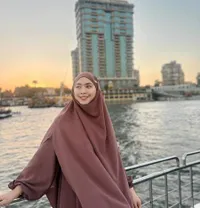 Kuliah di Mesir, Potret Oki Setiana Dewi Naik Kapal Susuri Sungai Nil