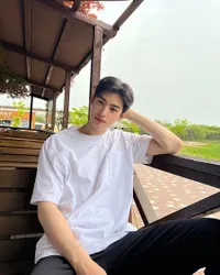 Kumpulan Foto Cha Eun Woo Bergaya Simple, Pakai Kaus Oblong Polos Warna Putih Aja Gantengnya Keterlaluan!