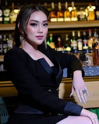 Kumpulan Foto Gaya Celine Evangelista yang Glamor Banget, Hot Mom Selalu Tampil Anggun dan Makin Bercahaya!