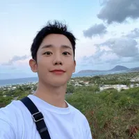 Kumpulan Foto Selfie Ganteng Jung Hae In di Alam Terbuka, Bikin Halu Berasa Diajak Healing Jalan-Jalan Santai