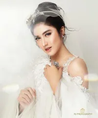 Kumpulan Photoshoot Ochi Rosdiana yang Selalu Tampil Glamor, Bintang 'BUKU HARIAN SEORANG ISTRI' Ini Glowing Banget!