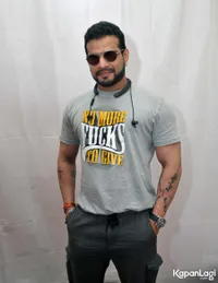 Kunjungi Indonesia Kali Kedua, Karan Patel Tampil Santai & Kasual