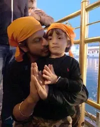 Kunjungi Kuil Emas di Amritsar, Shahrukh Khan Kompak Bareng AbRam