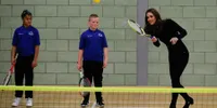 Kunjungi Para Atlet, Kate Middleton Main Tenis Pakai Highheels