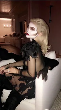 Kylie Jenner Sulap Rumah Jadi Kastil Seram, Ini Dekor Gokilnya