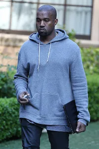 Kanye West Kejedot Besi Saat Berusaha Lindungi Kim Kardashian