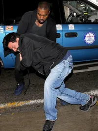 Kanye West Pukul Paparazzi