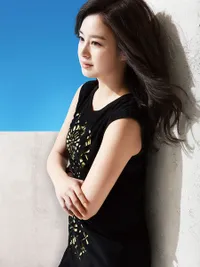 Kecantikan Sempurna Kim Tae Hee di Isabey de Paris