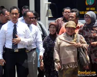 Keluarga Ade Namnung di Polres Jaksel
