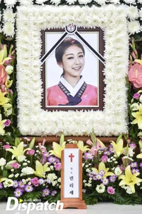 Keluarga Lakukan Upacara Persiapan Pemakaman Rise Ladies Code