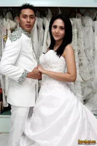 Kemesraan Aida Saskia dan Calon Suami Saat Fitting Gaun Pengantin